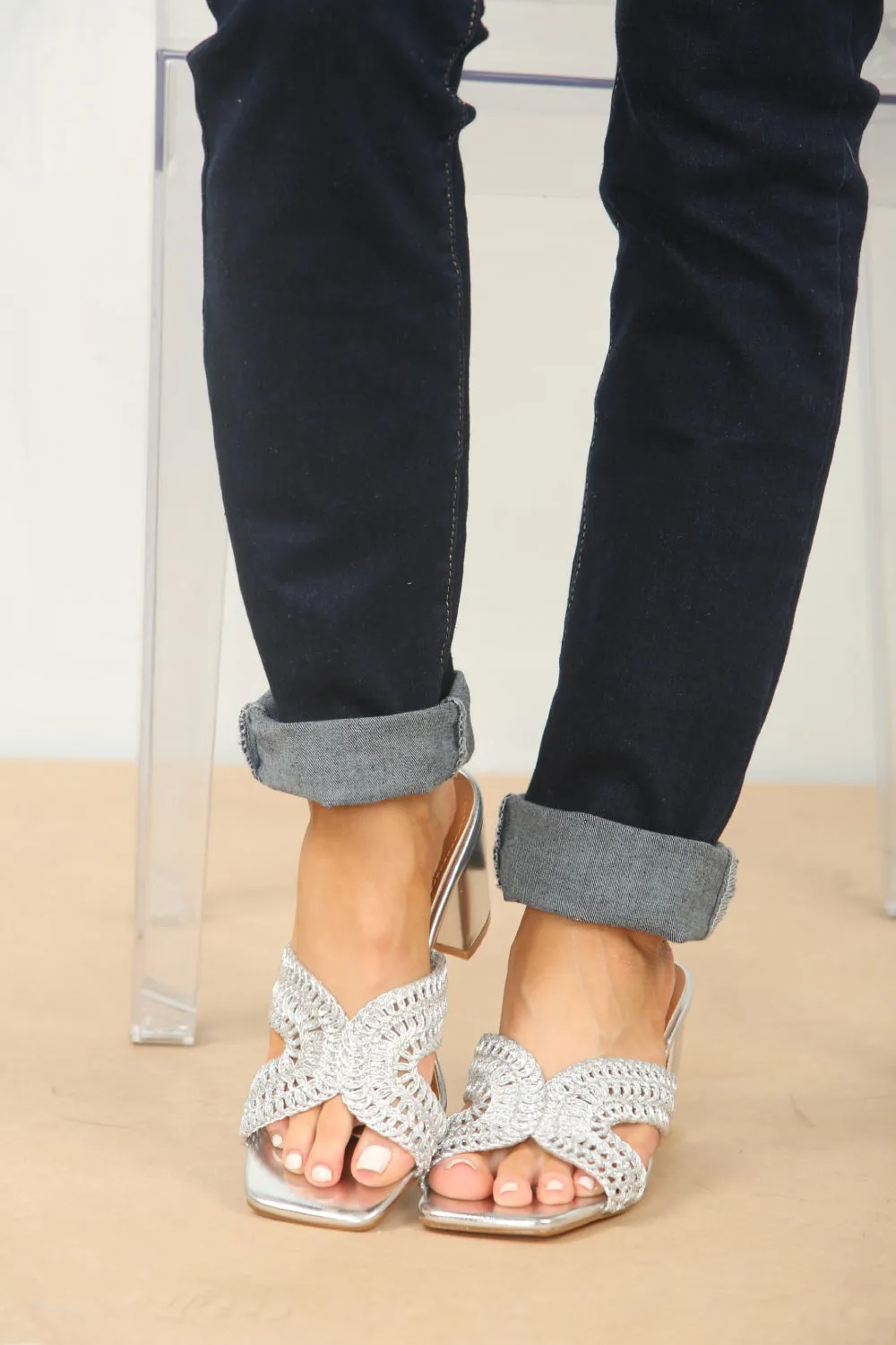 KNITTED BLOCK HEEL MULES IN SILVER